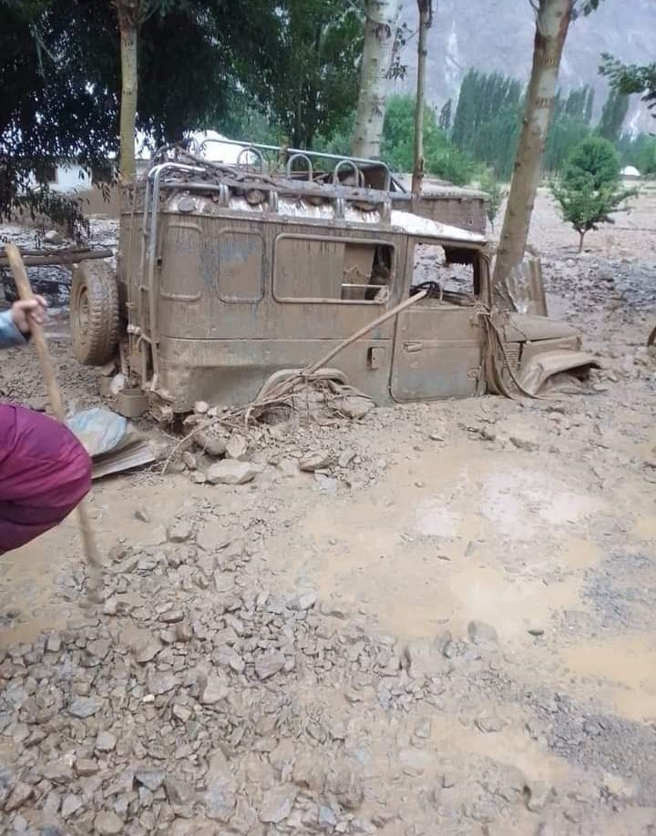 A Vehicle in Dizg stuck in the flood debris in Dizg Yarkhun