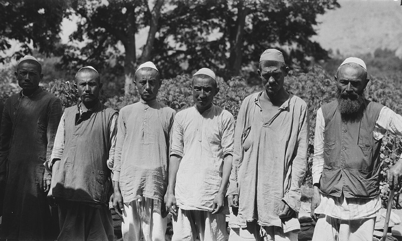A group of Muslims from Kashgar in Chinese Xinjiang (Sinkiang), going home through Chitral from a pilgrimage to Mecca (hajj) in 1929. picture by Georg Morgenstierne