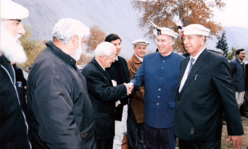 Prince Karim Aga Khan shakes hand with Geoffrey Langlands, Principal of The Langlands Schools Chitral, 2003